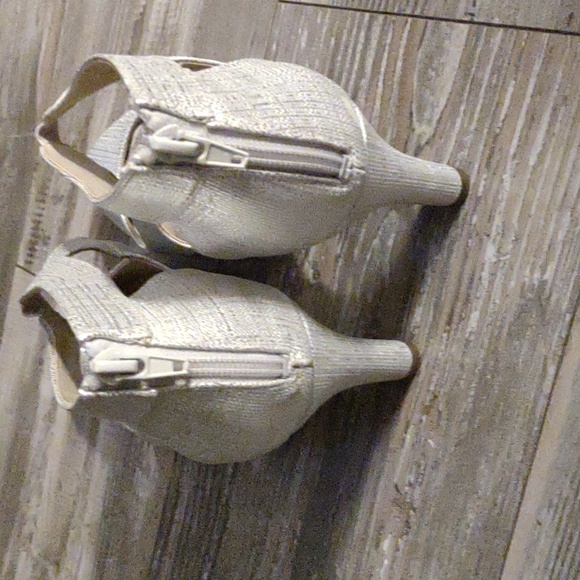 Life Stride Giovanni 2 pumps, Silver Size 9, Flex, Soft System - Picture 3 of 6